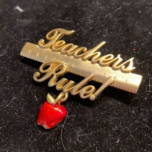 Vintage 2.3” Joanette Jewelry Teachers Rule gold tone brooch ruler enamel apple - Picture 4 of 13